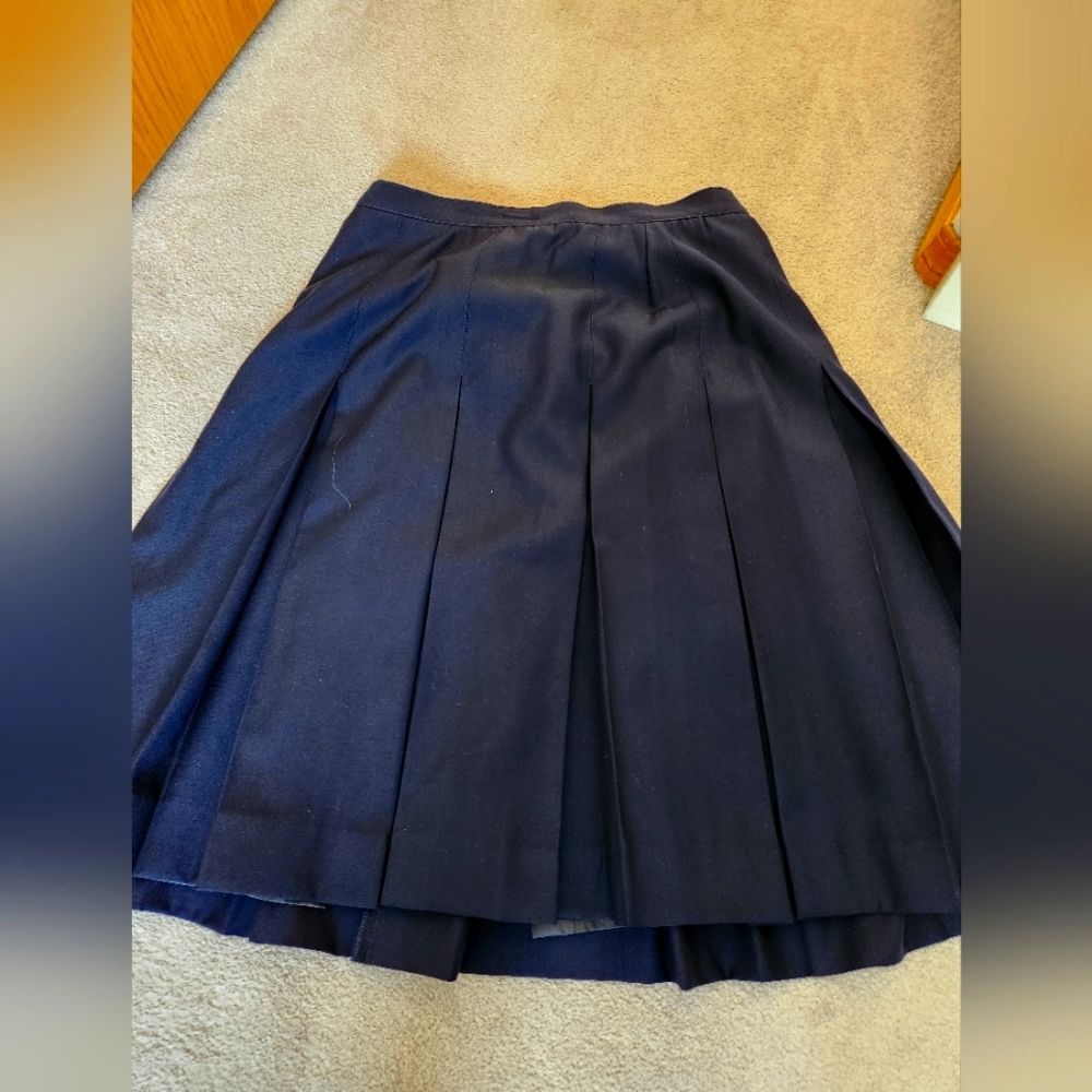 Pleated mid length skirt. Navy.